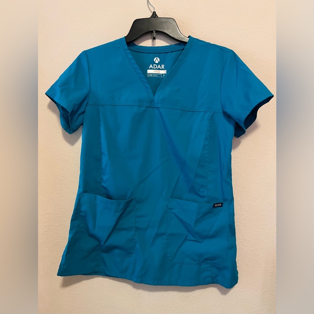 ADAR pro scrub top